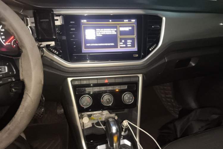 Used Volkswagen T-ROC 2021 280TSI DSG Two-Wheel Drive Elite Connect Edition Audio And AC Panel