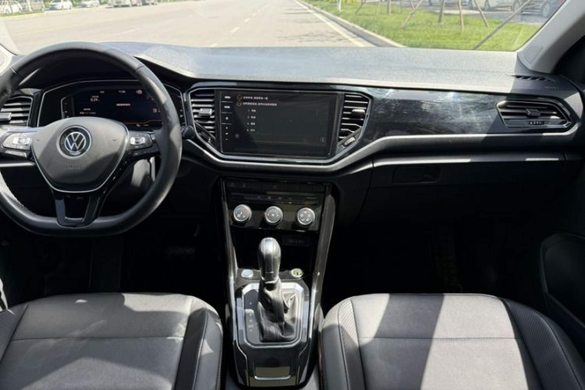 Used Volkswagen T-ROC 2021 280TSI DSG Two-Wheel Drive Comfort Connect Edition Audio And AC Panel