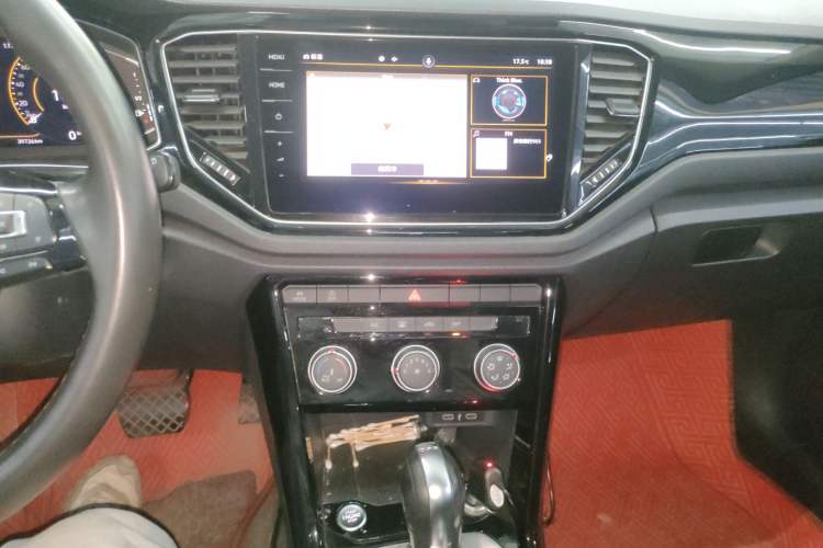 Used Volkswagen T-ROC 2021 280TSI DSG Two-Wheel Drive Comfort Connect Edition Audio And AC Panel