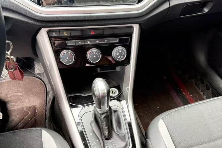 Used Volkswagen T-ROC 2021 Revised Version 280TSI DSG Two-Wheel Drive Elite Connect Edition Audio And AC Panel