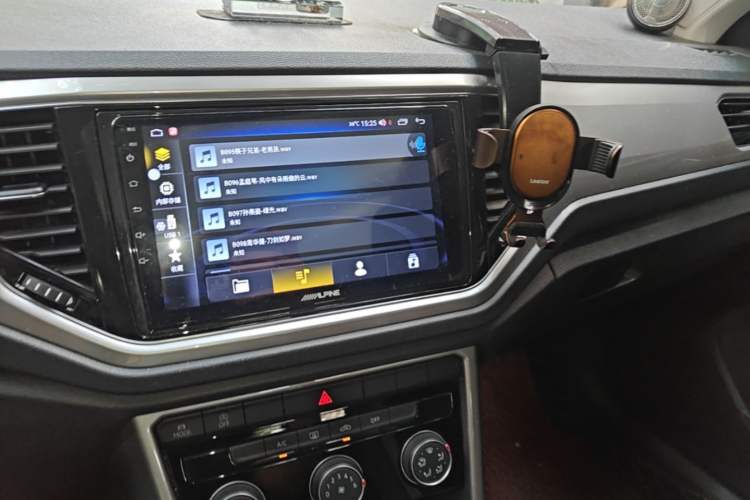 Used Volkswagen T-ROC 2021 280TSI DSG Two-Wheel Drive Elite Connect Edition Audio And AC Panel
