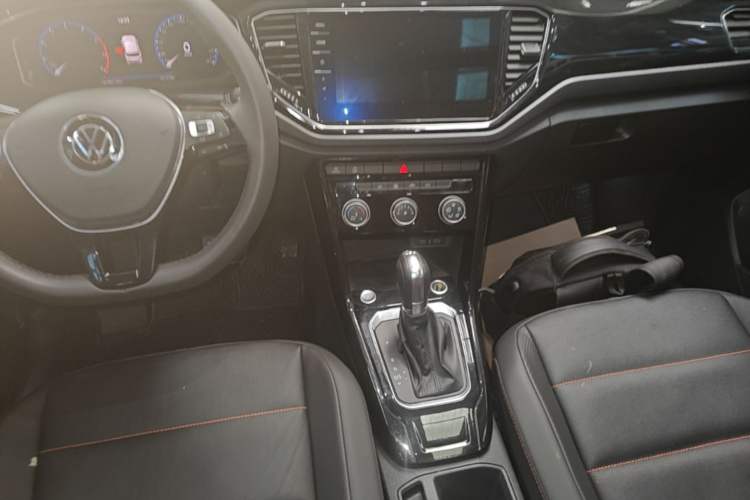 Used Volkswagen T-ROC 2021 280TSI DSG Two-Wheel Drive Comfort Connect 30th Anniversary Edition Audio And AC Panel