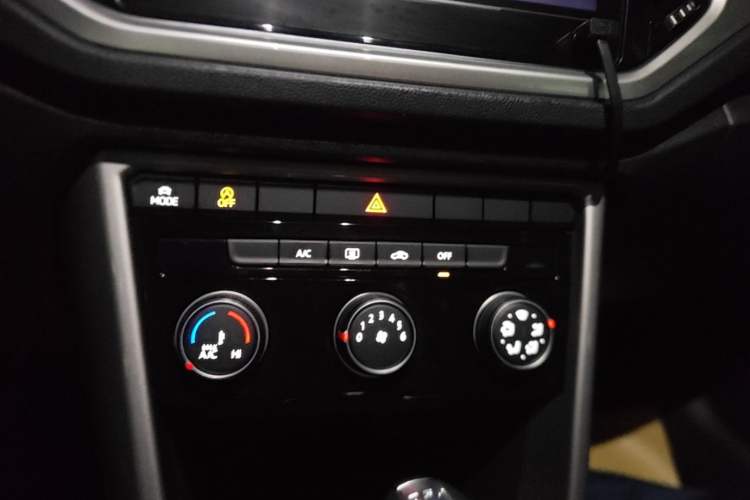 Used Volkswagen T-ROC 2021 Revised Version 280TSI DSG Two-Wheel Drive Elite Connect Edition Audio And AC Panel