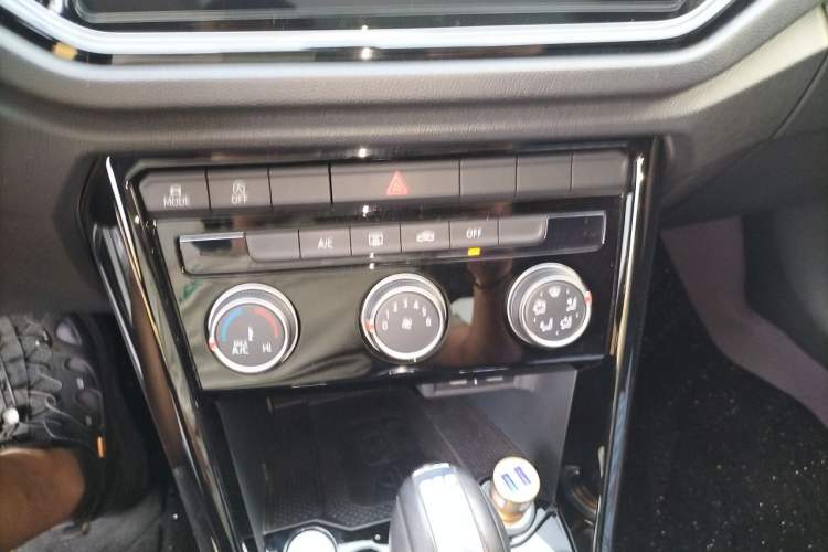 Used Volkswagen T-ROC 2021 280TSI DSG Two-Wheel Drive Comfort Connect Edition Audio And AC Panel