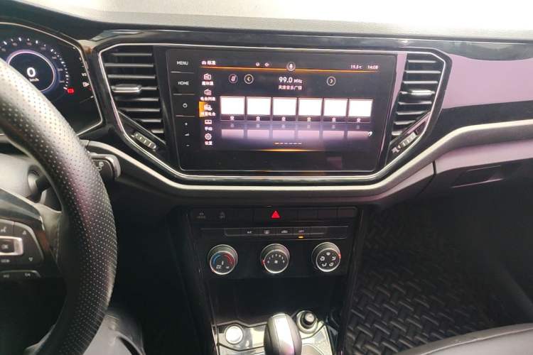 Used Volkswagen T-ROC 2021 280TSI DSG Two-Wheel Drive Comfort Connect Edition Audio And AC Panel