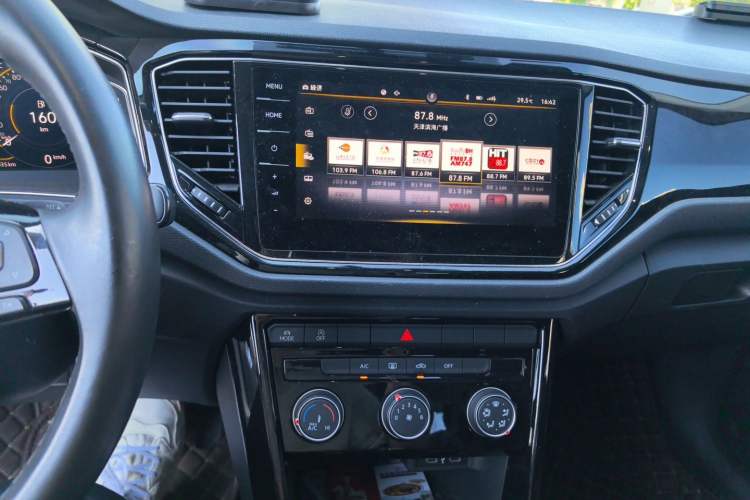 Used Volkswagen T-ROC 2021 280TSI DSG Two-Wheel Drive Comfort Connect Edition Audio And AC Panel