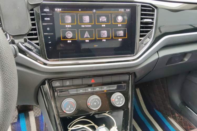 Used Volkswagen T-ROC 2021 280TSI DSG Two-Wheel Drive Comfort Connect Edition Audio And AC Panel