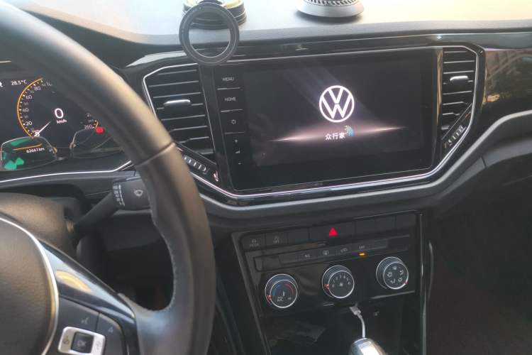 Used Volkswagen T-ROC 2021 280TSI DSG Two-Wheel Drive Comfort Connect Edition Audio And AC Panel