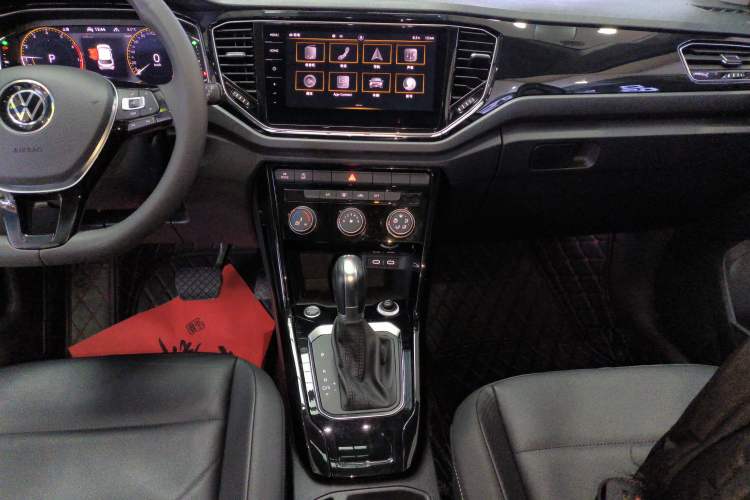 Used Volkswagen T-ROC 2021 280TSI DSG Two-Wheel Drive Comfort Connect Edition Audio And AC Panel