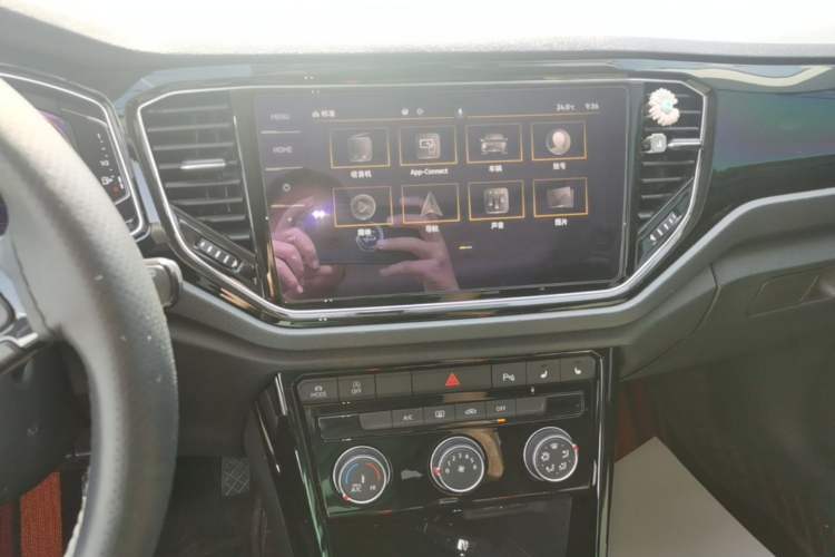 Used Volkswagen T-ROC 2021 Revised Version 280TSI DSG Two-Wheel Drive Comfort & Smart Connectivity Edition Audio And AC Panel
