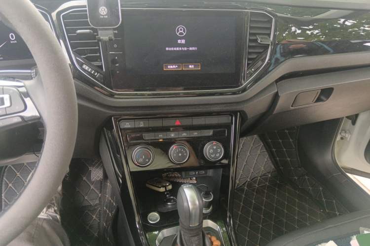 Used Volkswagen T-ROC 2021 280TSI DSG Two-Wheel Drive Comfort Connect Edition Audio And AC Panel