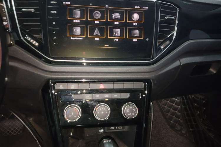Used Volkswagen T-ROC 2021 Revised Version 280TSI DSG Two-Wheel Drive Comfort & Smart Connectivity Edition Audio And AC Panel