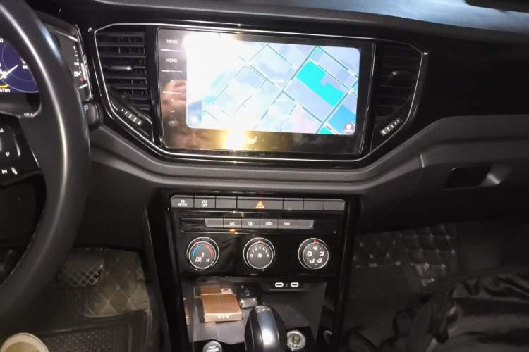 Used Volkswagen T-ROC 2021 280TSI DSG Two-Wheel Drive Comfort Connect 30th Anniversary Edition Audio And AC Panel