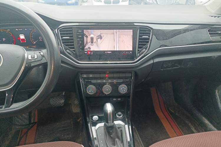 Used Volkswagen T-ROC 2021 280TSI DSG Two-Wheel Drive Comfort Connect Edition Audio And AC Panel