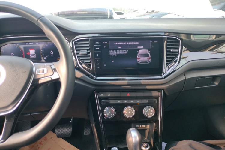 Used Volkswagen T-ROC 2021 280TSI DSG Two-Wheel Drive Comfort Connect Edition Audio And AC Panel