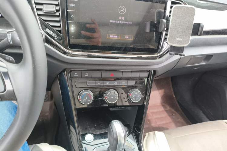 Used Volkswagen T-ROC 2021 280TSI DSG Two-Wheel Drive Comfort Connect 30th Anniversary Edition Audio And AC Panel