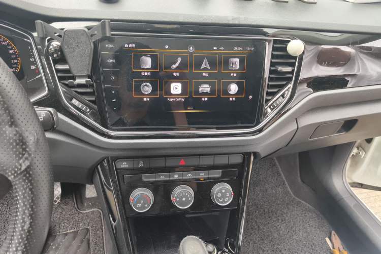 Used Volkswagen T-ROC 2021 280TSI DSG Two-Wheel Drive Comfort Connect Edition Audio And AC Panel
