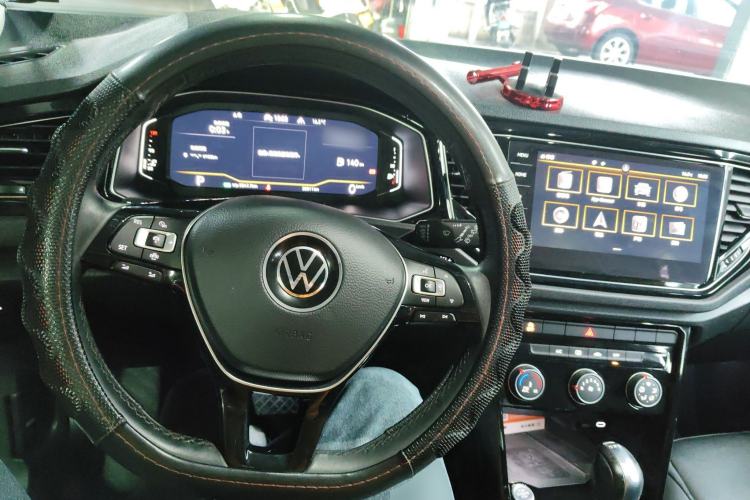 Used Volkswagen T-ROC 2021 280TSI DSG Two-Wheel Drive Comfort Connect Edition Center Console