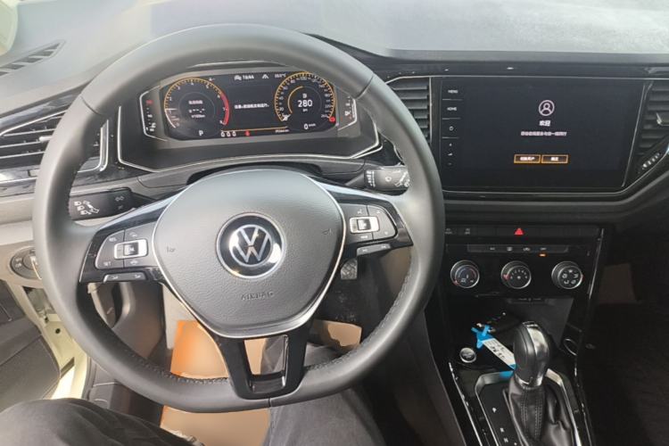 Used Volkswagen T-ROC 2021 280TSI DSG Two-Wheel Drive Comfort Connect Edition Center Console