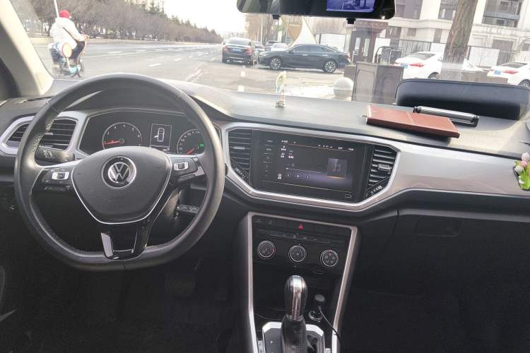 Used Volkswagen T-ROC 2021 280TSI DSG Two-Wheel Drive Elite Connect Edition Center Console