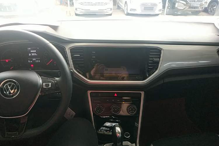 Used Volkswagen T-ROC 2021 280TSI DSG Two-Wheel Drive Elite Connect Edition Center Console