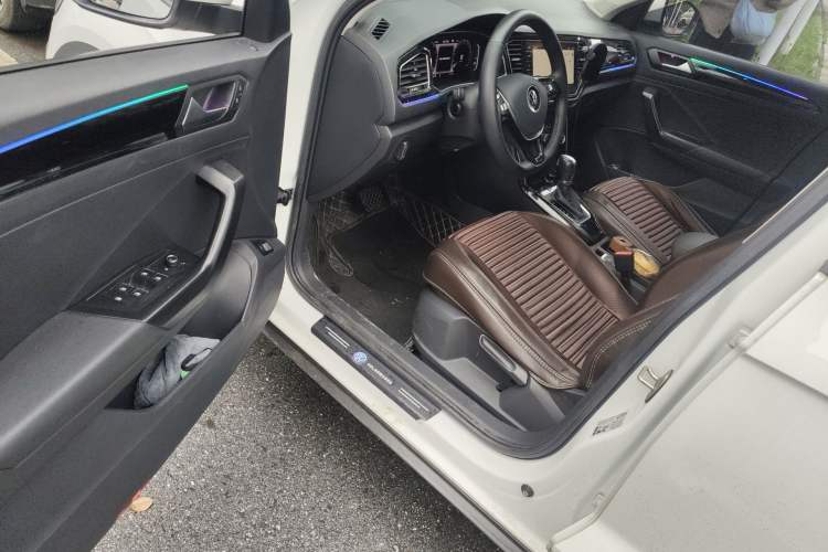 Used Volkswagen T-ROC 2021 280TSI DSG Two-Wheel Drive Comfort Connect Edition Driver Seat