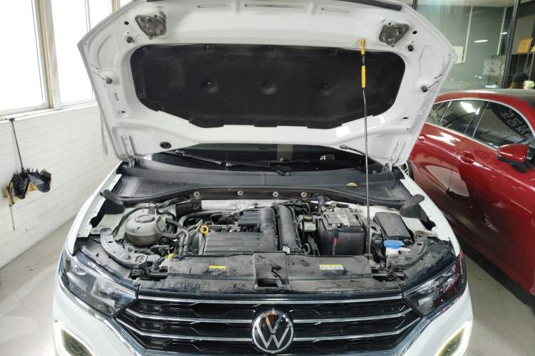 Used Volkswagen T-ROC 2021 280TSI DSG Two-Wheel Drive Comfort Connect Edition Engine Bay