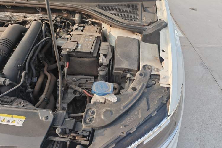 Used Volkswagen T-ROC 2021 280TSI DSG Two-Wheel Drive Comfort Connect Edition Engine Bay Left