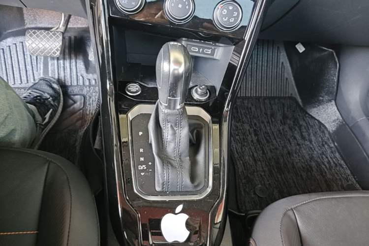 Used Volkswagen T-ROC 2021 280TSI DSG Two-Wheel Drive Comfort Connect 30th Anniversary Edition Gear Lever