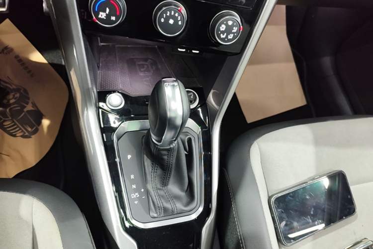 Used Volkswagen T-ROC 2021 280TSI DSG Two-Wheel Drive R-Line Pro Connected Version Gear Lever
