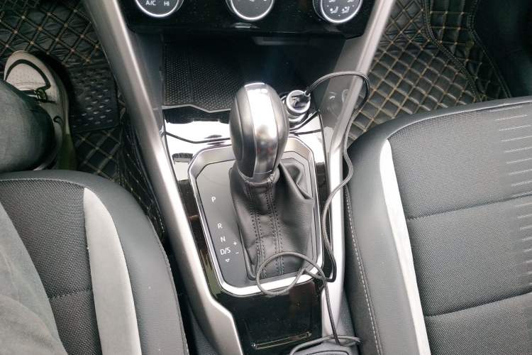 Used Volkswagen T-ROC 2021 Revised Version 280TSI DSG Two-Wheel Drive Elite Connect Edition Gear Lever