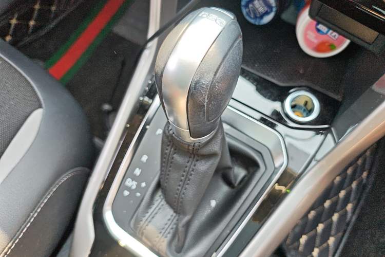 Used Volkswagen T-ROC 2021 280TSI DSG Two-Wheel Drive Elite Connect Edition Gear Lever