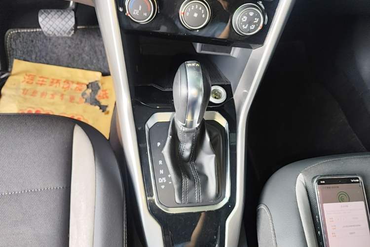 Used Volkswagen T-ROC 2021 280TSI DSG Two-Wheel Drive Elite Connect Edition Gear Lever