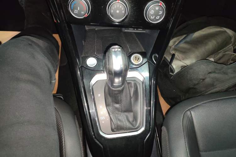 Used Volkswagen T-ROC 2021 280TSI DSG Two-Wheel Drive Comfort Connect Edition Gear Lever