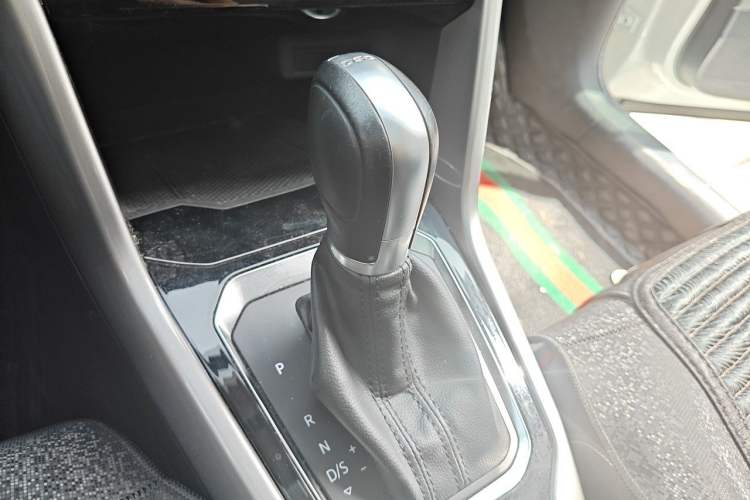 Used Volkswagen T-ROC 2021 280TSI DSG Two-Wheel Drive Elite Connect Edition Gear Lever