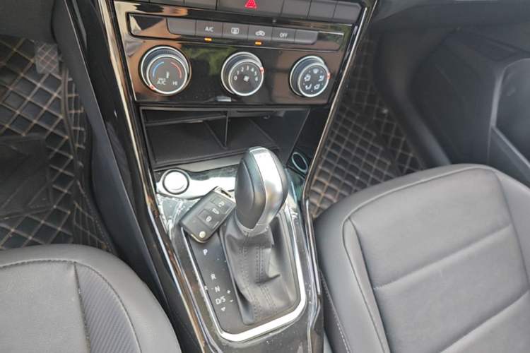 Used Volkswagen T-ROC 2021 280TSI DSG Two-Wheel Drive Comfort Connect Edition Gear Lever