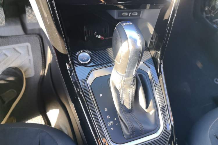 Used Volkswagen T-ROC 2021 280TSI DSG Two-Wheel Drive Luxury Smart Connectivity Version Gear Lever