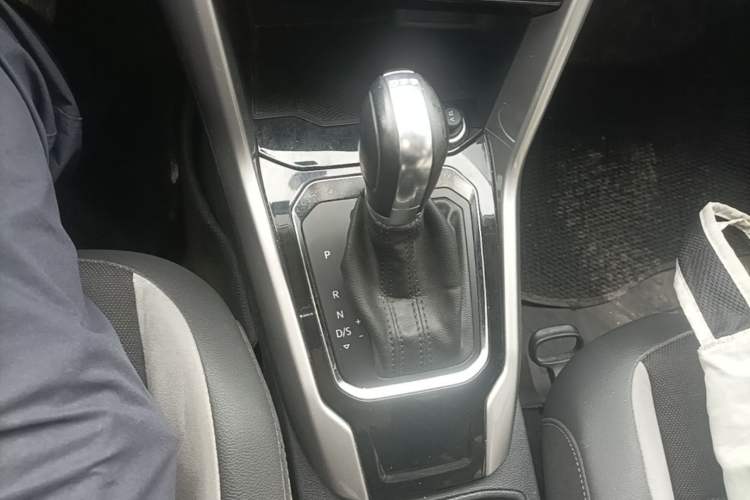 Used Volkswagen T-ROC 2021 280TSI DSG Two-Wheel Drive Elite Connect Edition Gear Lever
