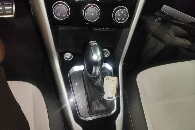 Used Volkswagen T-ROC 2021 Revised Version 280TSI DSG Two-Wheel Drive R-Line Pro Connected Car Edition Gear Lever