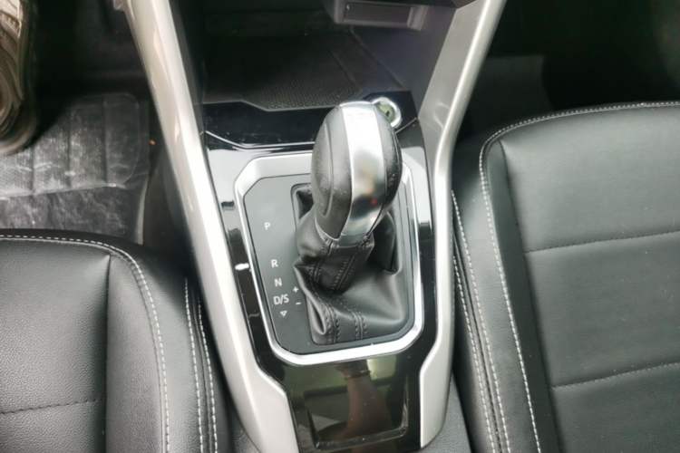 Used Volkswagen T-ROC 2021 280TSI DSG Two-Wheel Drive Elite Connect Edition Gear Lever