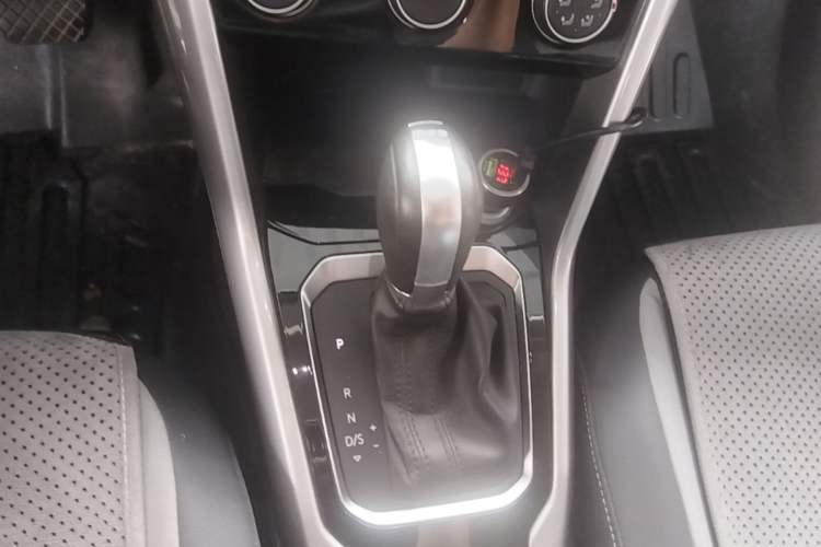 Used Volkswagen T-ROC 2021 280TSI DSG Two-Wheel Drive Elite Connect Edition Gear Lever