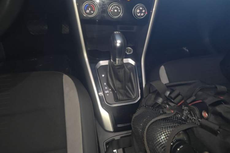 Used Volkswagen T-ROC 2021 280TSI DSG Two-Wheel Drive Elite Connect Edition Gear Lever