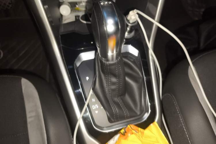 Used Volkswagen T-ROC 2021 280TSI DSG Two-Wheel Drive Elite Connect Edition Gear Lever