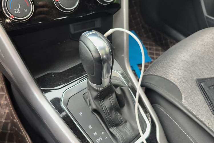 Used Volkswagen T-ROC 2021 280TSI DSG Two-Wheel Drive Elite Connect Edition Gear Lever
