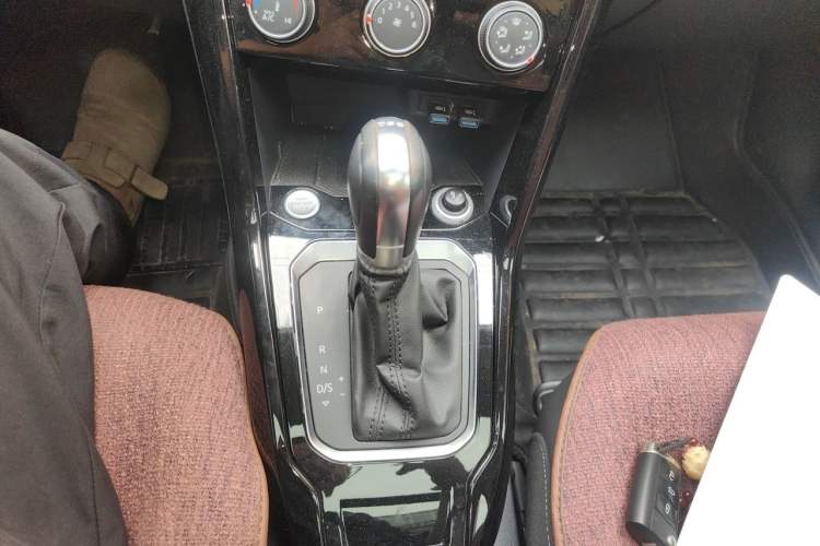 Used Volkswagen T-ROC 2021 Revised Version 280TSI DSG Two-Wheel Drive Comfort & Smart Connectivity Edition Gear Lever