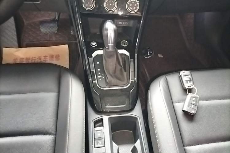 Used Volkswagen T-ROC 2021 280TSI DSG Two-Wheel Drive Comfort Connect Edition Gear Lever