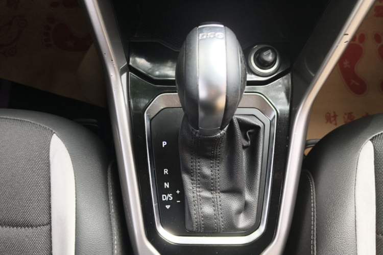 Used Volkswagen T-ROC 2021 280TSI DSG Two-Wheel Drive Elite Connect Edition Gear Lever