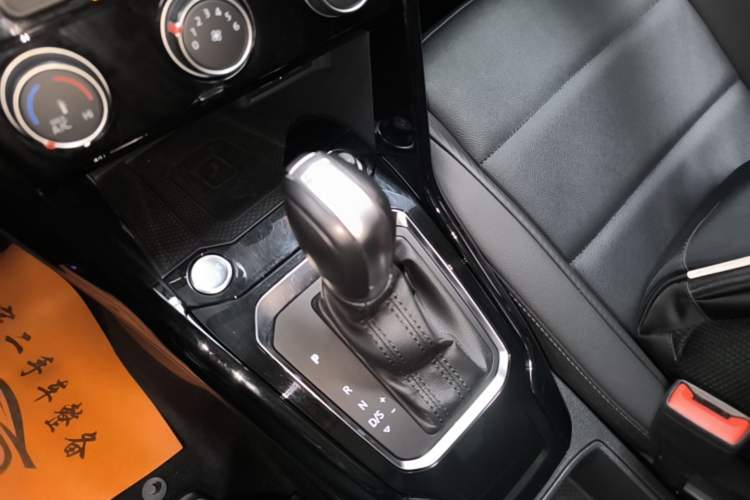 Used Volkswagen T-ROC 2021 280TSI DSG Two-Wheel Drive Comfort Connect Edition Gear Lever