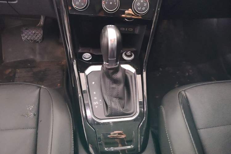 Used Volkswagen T-ROC 2021 Revised Version 280TSI DSG Two-Wheel Drive Comfort & Smart Connectivity Edition Gear Lever