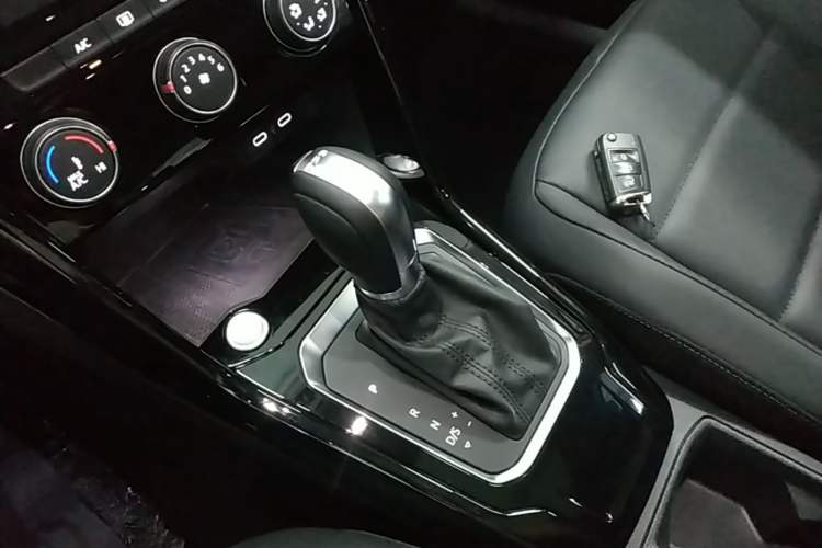 Used Volkswagen T-ROC 2021 280TSI DSG Two-Wheel Drive Comfort Connect Edition Gear Lever